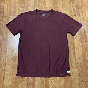 Vuori Strato Tech Tee Shirt Mens Medium Burgundy Soft Pullover Lounge Casual